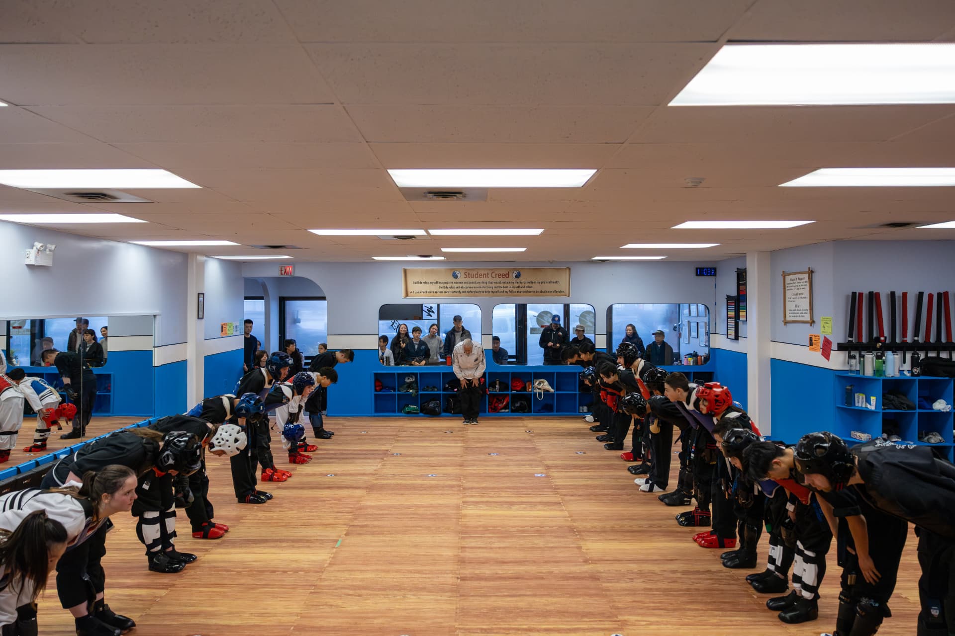 Full class bowing at the start of training